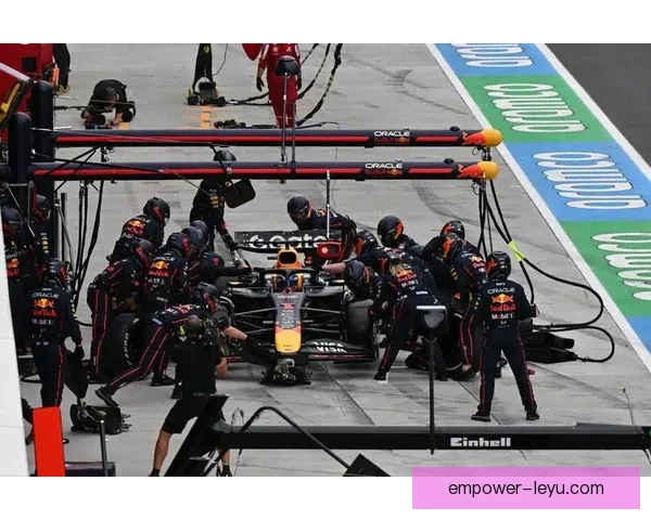 F1赛季最新动态 红牛车队与梅赛德斯车手激烈角逐精彩回顾
